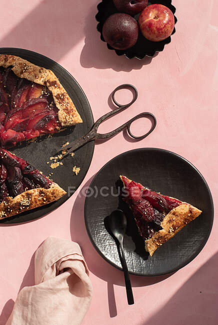 Крупный план сливового торта сверху на розовом фоне — стоковое фото