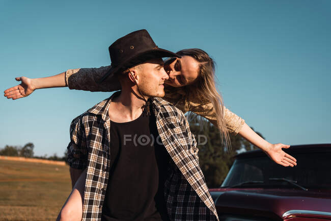 Молода пара закохана в захід сонця, дивлячись один на одного влітку — стокове фото