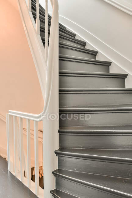 Intérieur de l'escalier sur maison contemporaine conçue dans un style minimal — Photo de stock
