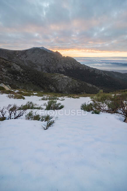 Ampio angolo di paesaggio di montagne innevate al tramonto. Parco Nazionale Sierra de Guadarrama, Spagna — Foto stock