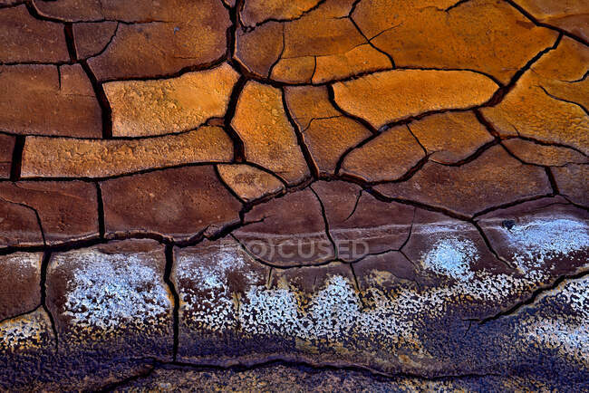 Абстрактный интимный ландшафт потрескавшейся грязи с теплыми и холодными тонами — стоковое фото