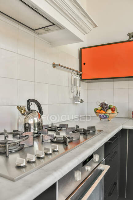 Interior da cozinha moderna com mobiliário cinza escuro no apartamento em estilo mínimo — Fotografia de Stock