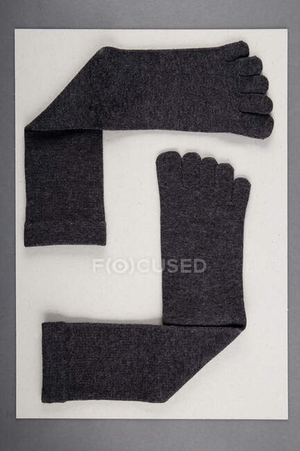 Vista superior en blanco y negro del par de calcetines hechos de material de algodón sobre fondo de dos colores - foto de stock