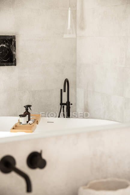 Interior moderno de baño con bañera blanca y cerámica en estilo minimalista - foto de stock