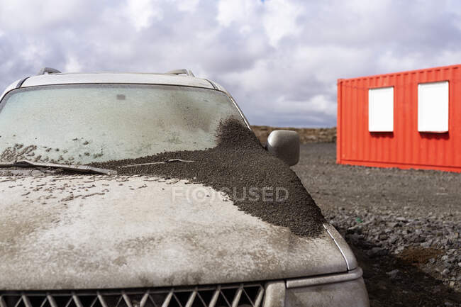 Todo o veículo terrestre coberto com terra e areia vulcânica após erupção contra Fagradalsfjall durante o dia na Islândia — Fotografia de Stock