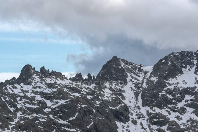 Paisagem de montanhas nevadas cobertas por nuvens. Parque Nacional Picos de Europa, Espanha — Fotografia de Stock