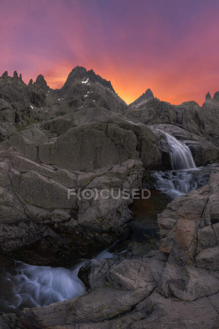 Scenic view of Sierra de Gredos with cascade and pond with foamy water fluids under cloudy sky at sundown — Stock Photo