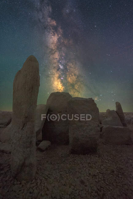 Vue pittoresque du Stonehenge espagnol sur un terrain accidenté sous un ciel couchant avec galaxie à Caceres en Espagne — Photo de stock