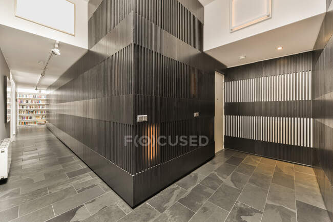 Moderno design degli interni del corridoio con pavimento piastrellato e arredamento geometrico nella casa in stile loft contemporaneo — Foto stock