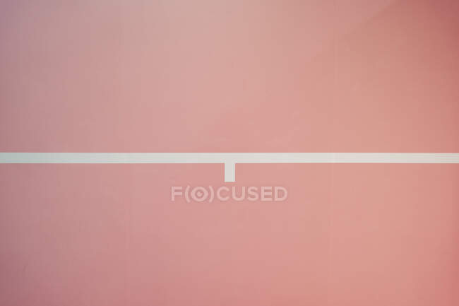 Fond abstrait de sol pastel avec des lignes blanches droites sur une surface lisse sur un terrain de sport — Photo de stock