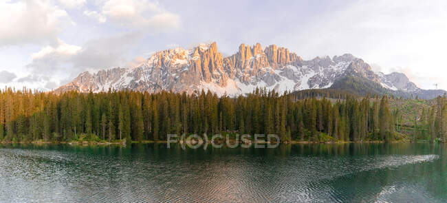 Сценический ландшафт скалистых Доломитовых гор, отражающихся в гладкой поверхности озера с чистой водой — стоковое фото