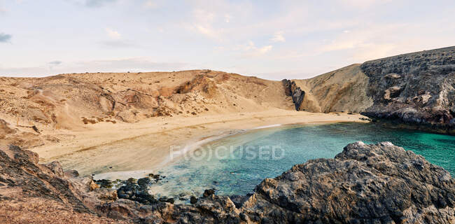 Drone vista sulla spiaggia sabbiosa con acqua turchese pulita nella soleggiata giornata estiva a Fuerteventura, Spagna — Foto stock