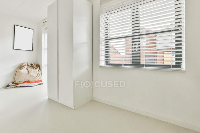 Vista prospettiva del corridoio con design minimalista interno bianco in moderno appartamento in stile loft — Foto stock