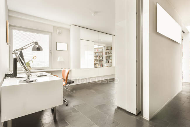 Interno minimalista in stile loft della moderna spaziosa sala con pareti bianche e pavimenti in marmo arredati con poltrone e decorati con tavole mockup in bianco — Foto stock