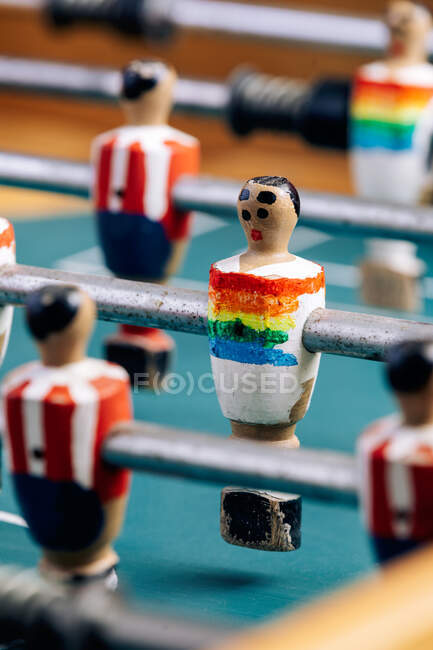 Alto angolo di dettaglio di calcio balilla retrò con figurine in miniatura di legno di giocatori su barre metalliche — Foto stock