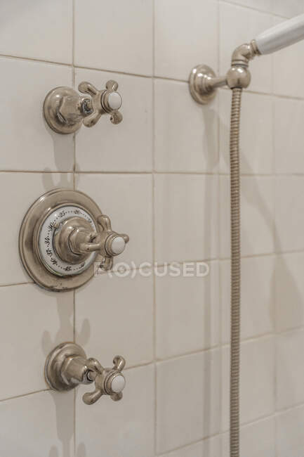 Diseño interior moderno de estilo minimalista de baño con paredes de azulejos blancos y ducha en esquina - foto de stock