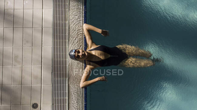 Mujer nadadora en la piscina - foto de stock