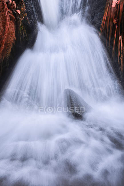 Scenic view of mount with cascades and river with foamy water fluids on stones in Lozoya, Madrid, Spain. — Stock Photo