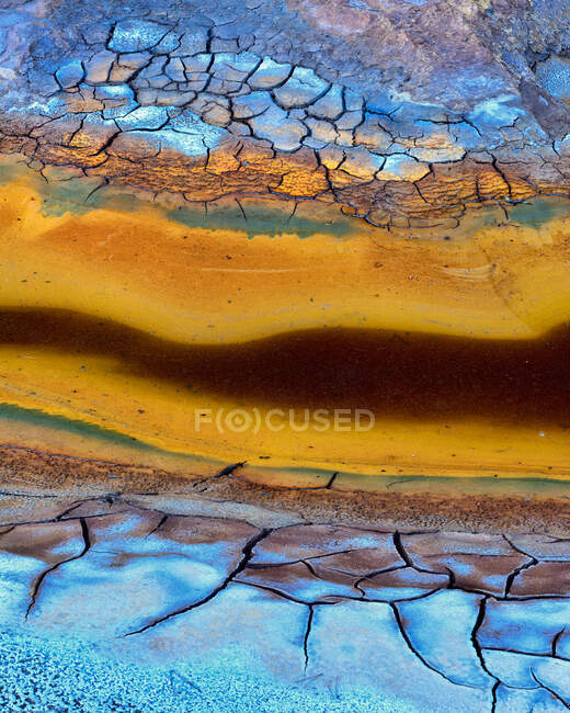 Abstrakte Textur aus rissigem Schlamm mit wunderbaren Farben und Formationen — Stockfoto