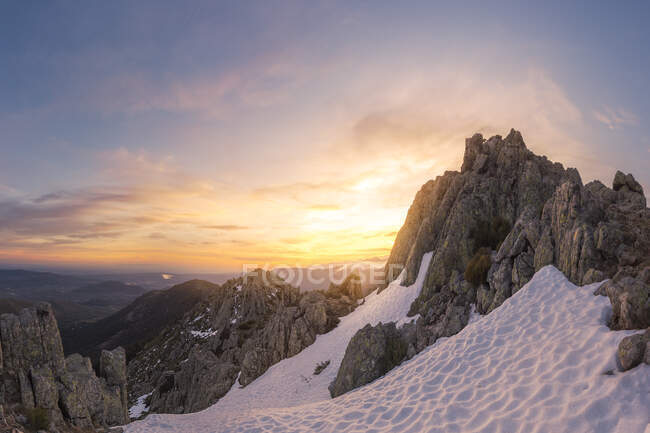 Amplo ângulo de paisagem de montanhas nevadas ao pôr-do-sol. Parque Nacional Sierra de Guadarrama, Espanha — Fotografia de Stock