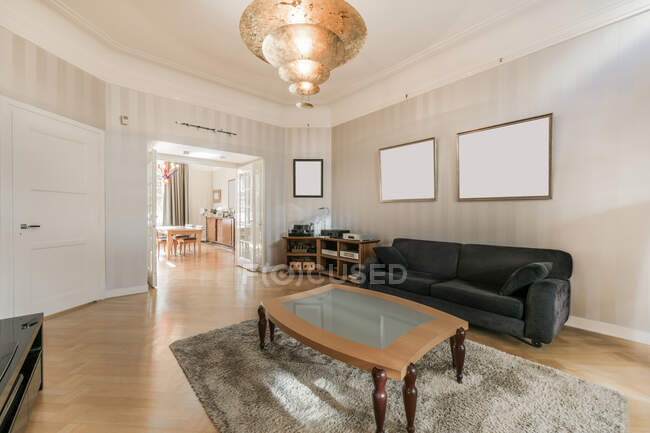 Interno di moderno ampio salone con mobili confortevoli nel nuovo appartamento — Foto stock