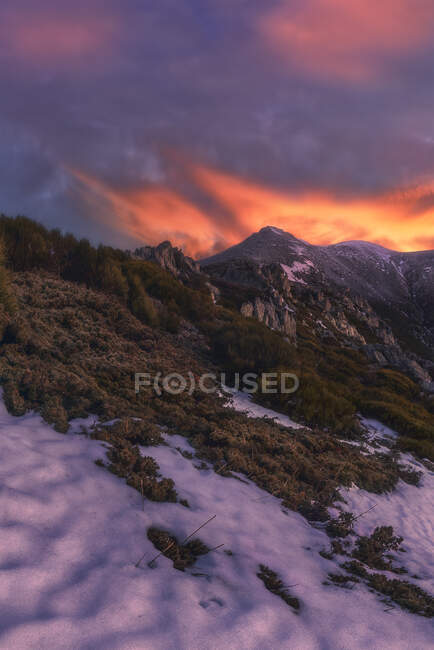Weitwinkel der Landschaft der verschneiten Berge bei Sonnenuntergang. Nationalpark Sierra de Guadarrama, Spanien — Stockfoto