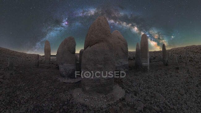 Malerischer Blick auf das spanische Stonehenge auf unwegsamem Gelände unter Sonnenuntergang mit Galaxie in Caceres Spanien — Stockfoto