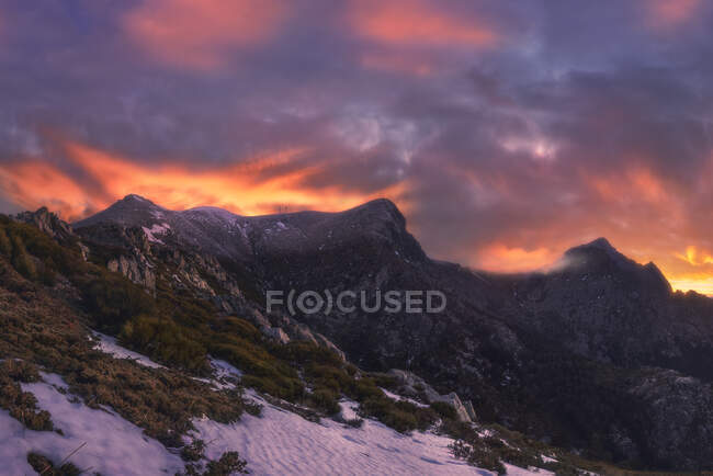 Weitwinkel der Landschaft der verschneiten Berge bei Sonnenuntergang. Nationalpark Sierra de Guadarrama, Spanien — Stockfoto