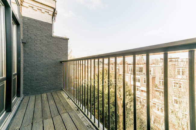Teil eines Balkons mit Metallgeländer in Wohnhaus an sonnigem Tag — Stockfoto