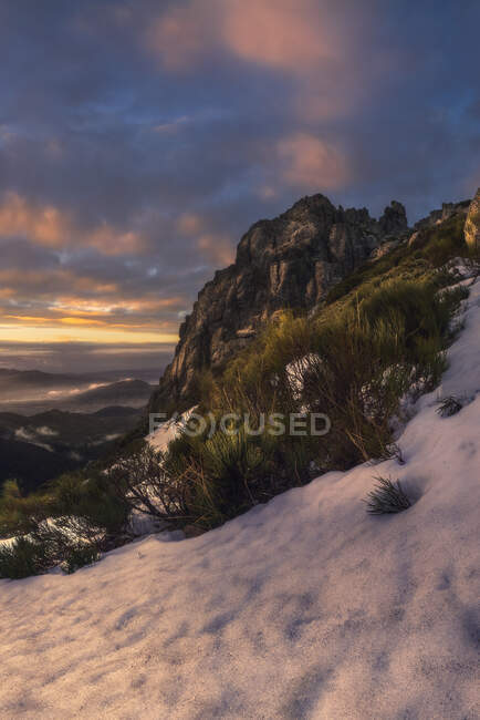 Grand angle de paysage de montagnes enneigées au coucher du soleil. Parc national Sierra de Guadarrama, Espagne — Photo de stock