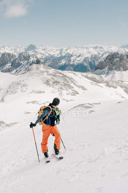 Sportivo sciare sulla neve con un amico irriconoscibile a Pico Aunamendi in Pirenei Montagne della Navarra Spagna — Foto stock