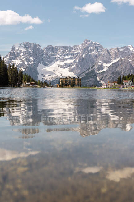 Splendida vista sul tranquillo lago di Misurina con acqua trasparente situato nelle Dolomiti Montagne nella giornata di sole — Foto stock