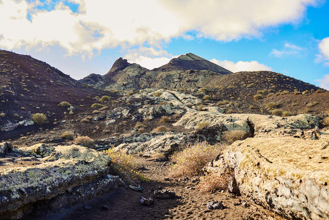 Raue steinige Oberfläche in der Nähe von Pfaden an bewölkten Sommertagen in der Natur von Fuerteventura, Spanien — Stockfoto