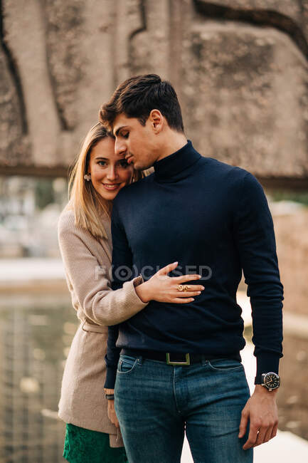 Stilvolles junges Paar steht eng beieinander in der City Street und lächelt — Stockfoto