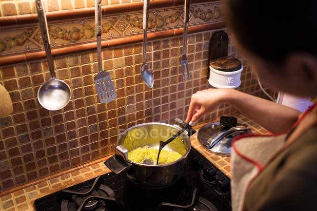 Von oben der Ernte unkenntlich Koch braten gehackten Knoblauch und Zwiebeln in Metallpfanne beim Kochen Essen in der Küche zu Hause — Stockfoto