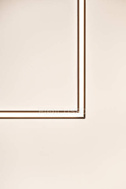 Parte del telaio illuminata da luce bianca a parete in stile minimal — Foto stock