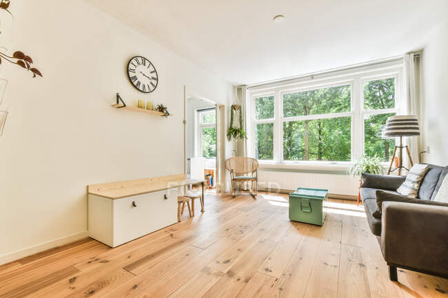 Современный стильный интерьер гостиной с экологически чистым концептуальным дизайном с натуральным деревянным полом и мебелью, украшенной зелеными горшечными растениями — стоковое фото