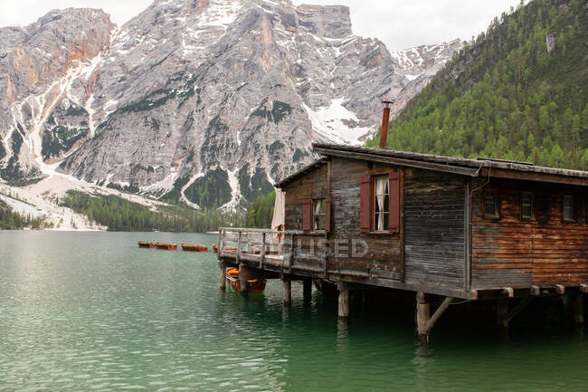 Incredibile scenario di barche in legno galleggianti sull'acqua del lago Braies nelle Dolomiti — Foto stock