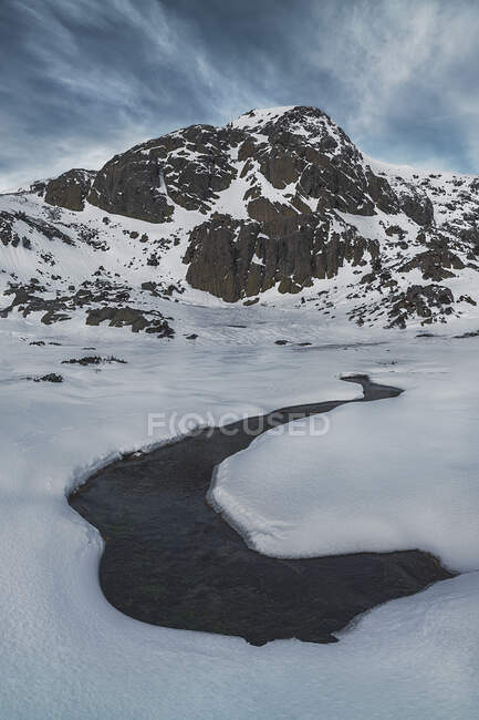 Landschaft aus schneebedeckten Bergen, die von Wolken bedeckt sind. Nationalpark Picos de Europa, Spanien — Stockfoto