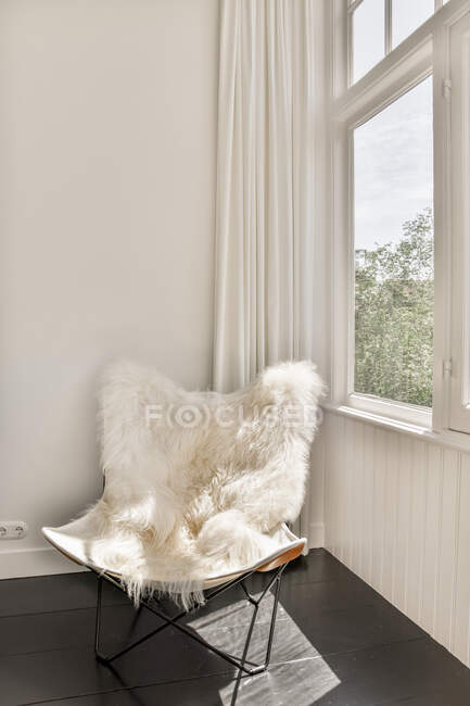Удобное кресло в современном доме — стоковое фото