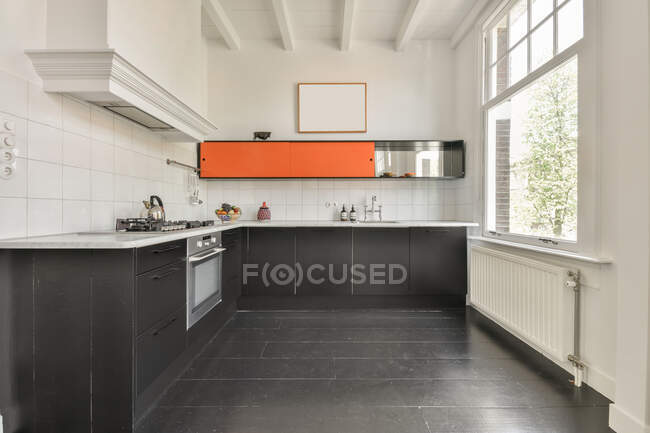 Interior da cozinha moderna com mobiliário cinza escuro no apartamento em estilo mínimo — Fotografia de Stock