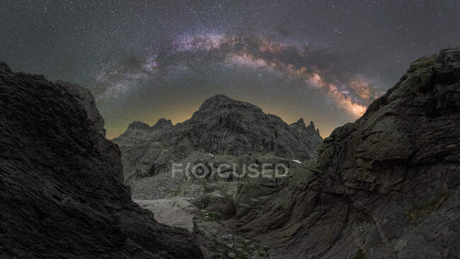 Spektakulärer Blick auf Galaxie am Himmel mit interstellarem Gas über rauen majestätischen Berg mit Schnee am Abend — Stockfoto