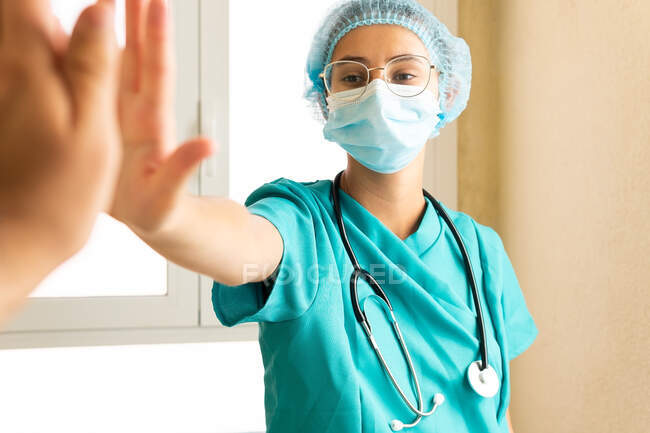 Crop medico maschile irriconoscibile dando alto cinque al collega di sesso femminile mentre si lavora in ospedale — Foto stock