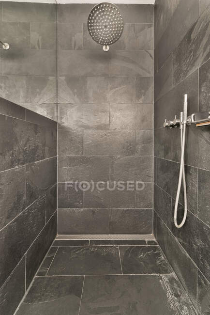 Интерьер современной ванной комнаты с серыми стенами и полом выполнен в минимальном стиле — стоковое фото