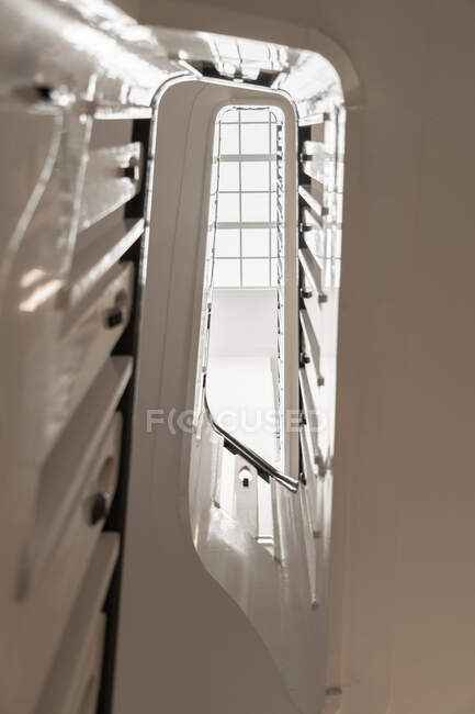 D'en bas de l'escalier en colimaçon blanc dans une maison contemporaine conçue dans un style minimal — Photo de stock