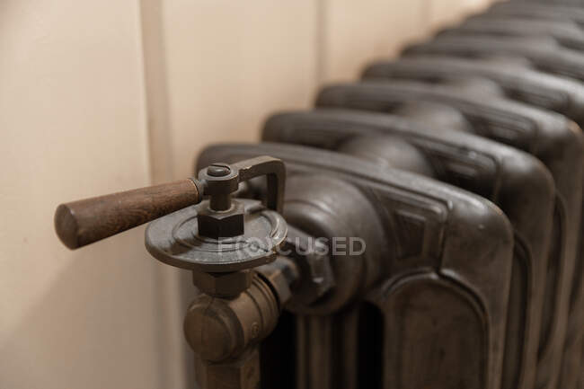Robinet métallique rouillé de vieux radiateur pour la régulation de la température dans la pièce à la maison — Photo de stock