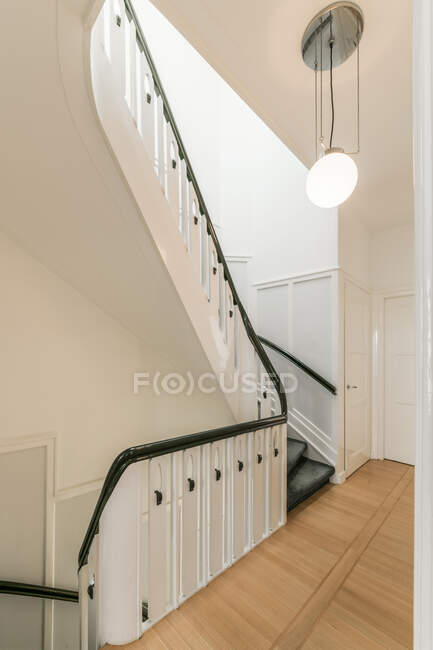 Интерьер просторного коридора с лестницей на современном доме оформлен в минимальном стиле — стоковое фото