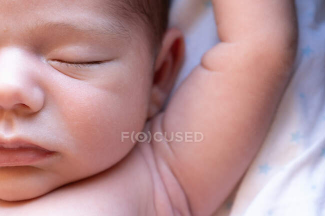 Vista dall'alto di carino piccolo adorabile neonato nudo che dorme sdraiato su un letto morbido a casa — Foto stock