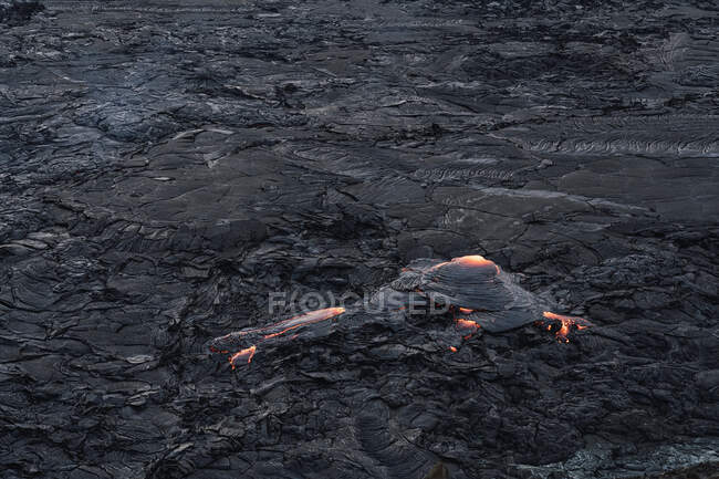 Pintoresca vista de Fagradalsfjall con fuego rápido y lava en Islandia - foto de stock