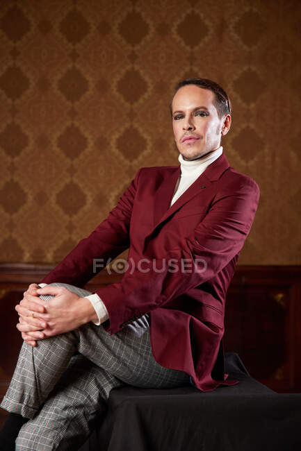 Elegant classy male theater performer in suit in retro style studio looking at camera — Stock Photo